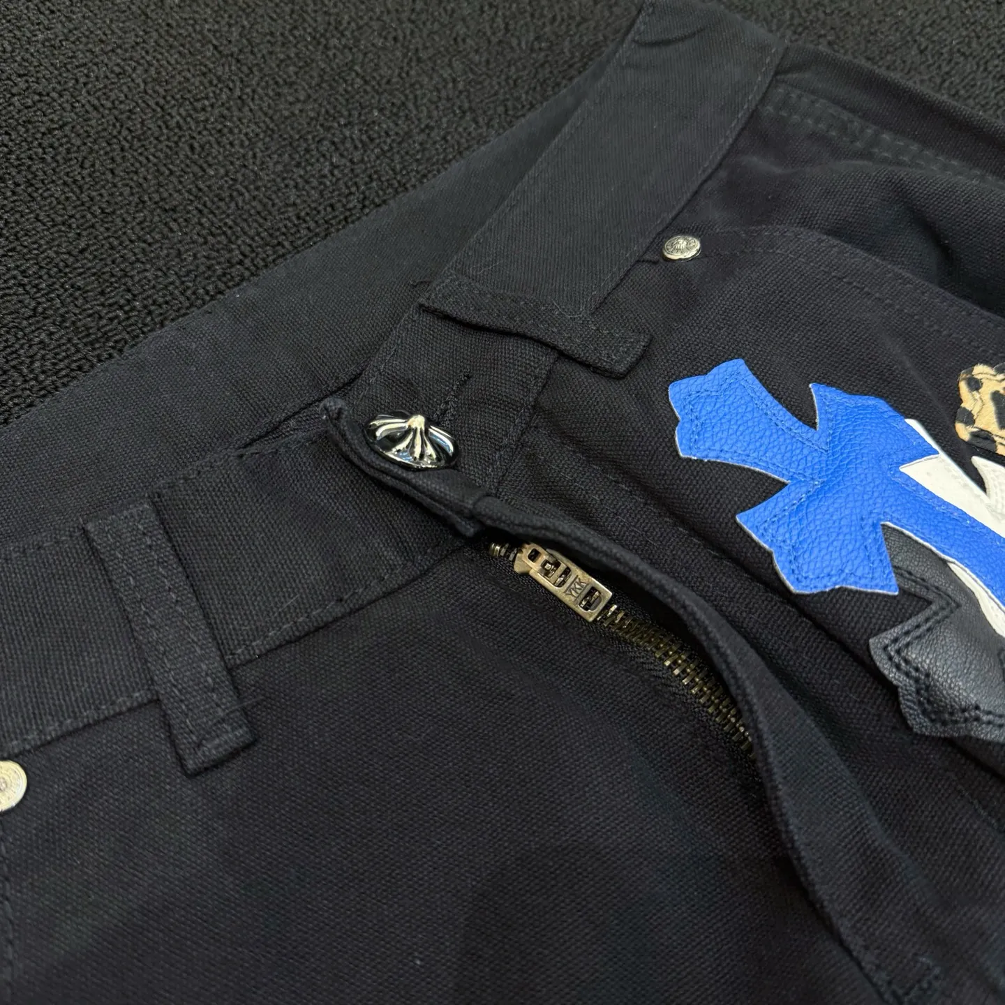 P280 Style number: D364 Chrome Hearts Chrome Hearts straight-leg logging multi-color leather work jeans Color #Black Size #S-Xxl (28 30 32 34 36) 28 Waist 74 Hip 102 Length 101 30 Waist 78 Hip 106 Length 102 32 Waist 82 Hip 110 Length 103 34 Waist 86 Hips 114 Pants Length 104 36 Waist 90 Hips 118 Pants Length 106 Heavy canvas material This pants type was first created by Carhartt. With the development of the times, it has been reinterpreted by many brands. This Crow Heart logging overalls are based on the Carhartt pants with some improvements and added elements‼ ️